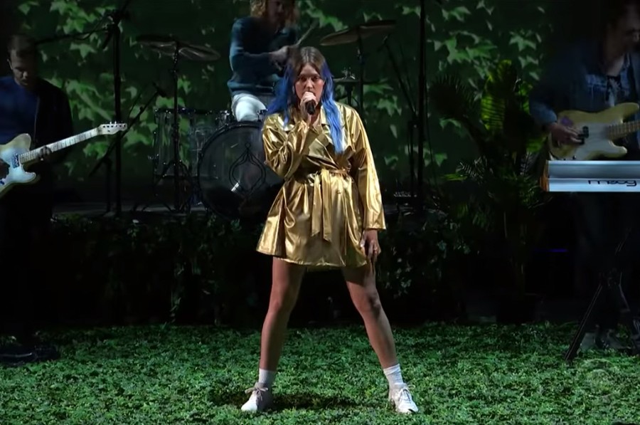 Zhavia Ward Premieres New Music Video for “Candlelight” pm studio