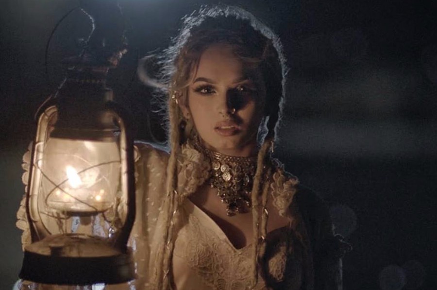 Zhavia Ward Premieres New Music Video for “Candlelight” pm studio